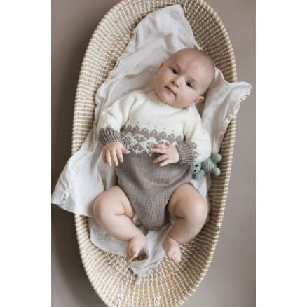 Maisie Body från House of Yarns - Stickmönster för babydräkt storlek 44-80