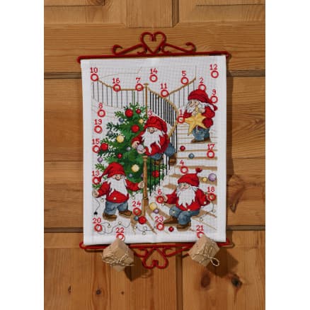 Â Permin Broderikit Julkalender Nissar pyntar granen