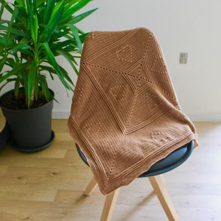 Mellan linjerna Babyfilt av Rito Krea - Babyfilt Virkmönster 75cm x 75cm