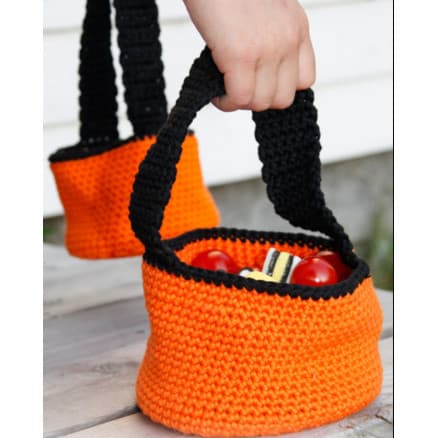 Trick or Treat! by DROPS Design - Halloween Korg Virkmönster