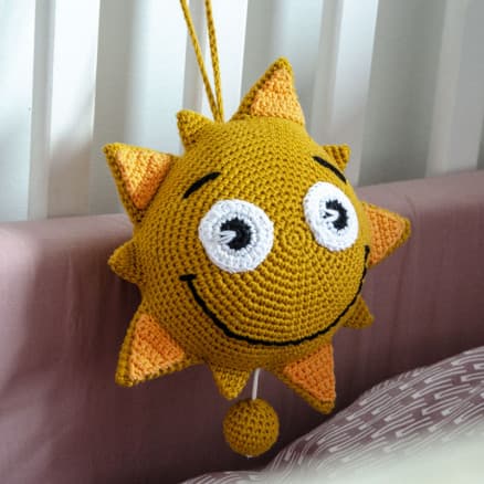 Â Sol med musikdosa av Rito Krea - Solmobil Virkmönster 18cm