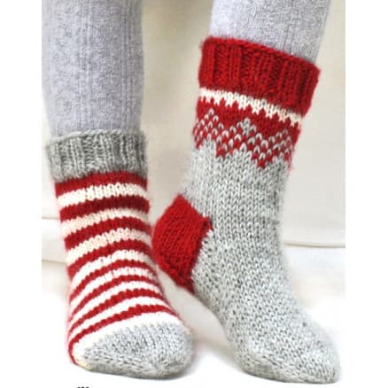Twinkle Toes by DROPS Design 2 - Julstrumpor Vinröd och Natur Ränder Stick-mönster strl. 22/23 - 41/43