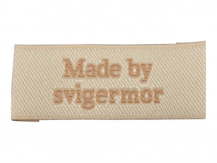 Label Made by Svigermor Sandfärgad
