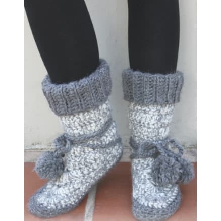 Virkade Tofflor med pomponer by DROPS Design - Tofflor Virkmönster strl. 35/37 - 41/43