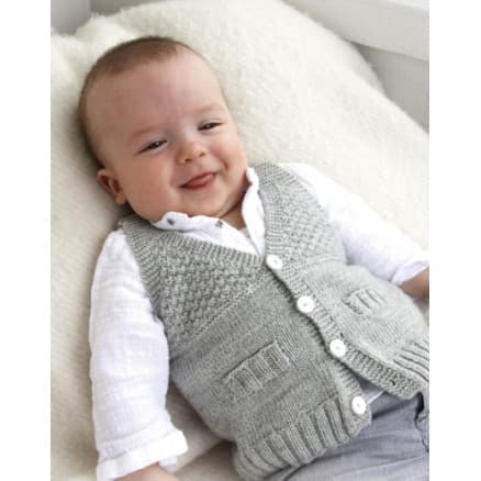Â Junior by DROPS Design - Babyväst Stickmönster str. 1/3 mdr - 3/4 år