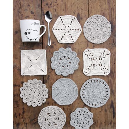 Â Bright Side Coasters by DROPS Design - Bordsunderlägg Virkmönster 10-12 cm