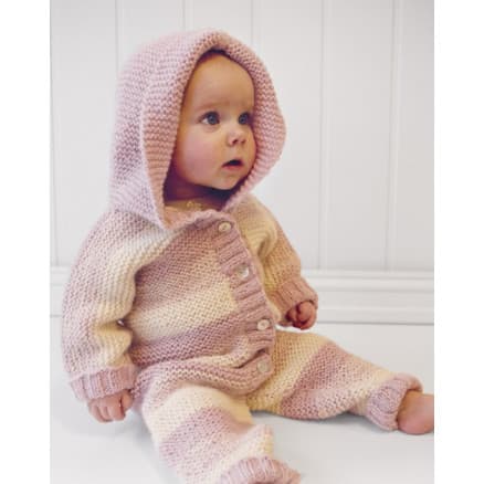 Playdate by DROPS Design - Babydräkt med huva Stickmönster strl. 0/3 mån - 3/4 år
