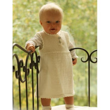 Baby Harriet by DROPS Design - Baby Klänning och Tofflor Stick-mönster strl. 1/3 mdr - 3/4 år