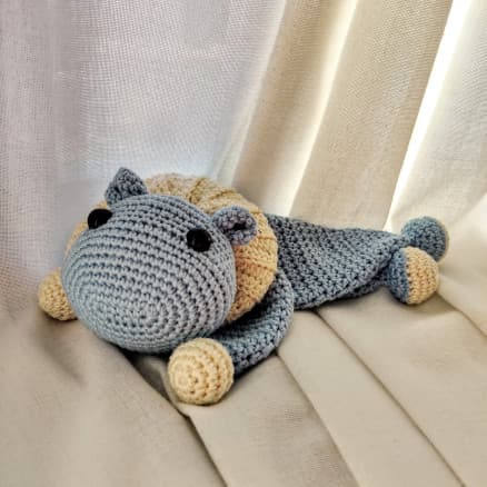 Flodhästen Nora av Rito Krea - Snuttefilt virkmönster 22x14cm