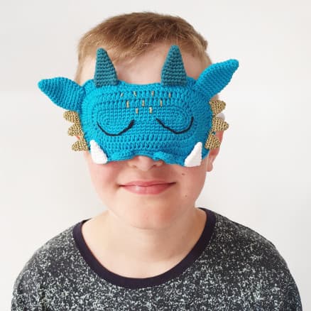 Sovmask Drake av Rito Krea - Sovmask Virkmönster 16x11cm