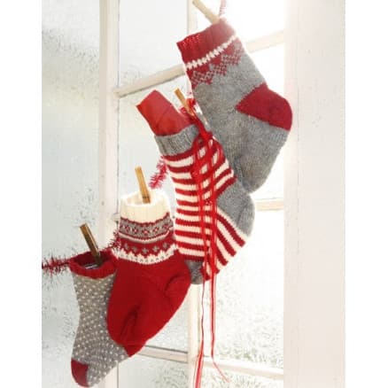 Adventsstrumpor by DROPS Design - Kalenderstrumpor Julpynt Stickbeskrivning