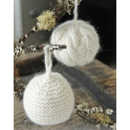 Let it Snow by DROPS Design - Julkulor Julpynt Stickbeskrivning 8 cm