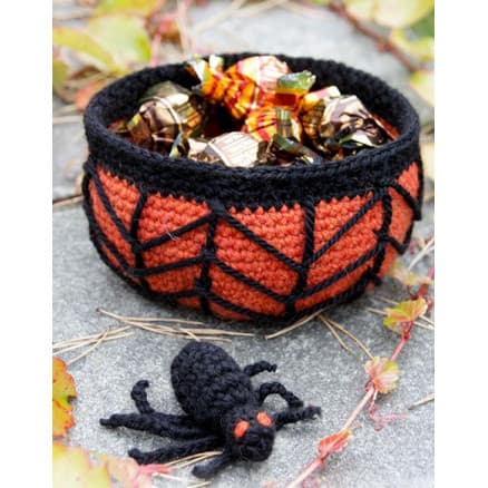 Creepy Candy by DROPS Design - Halloween Pynt Virkmönster Korg 12x6cm