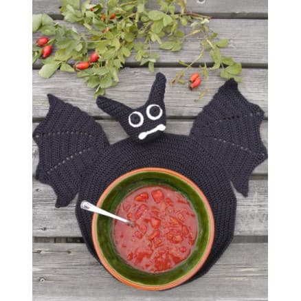 Lunch With Vlad by DROPS Design - Bordstablett Virkmönster 26 cm