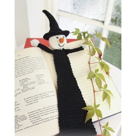 Obliviate! by DROPS Design - Halloween Bokmärke Virkmönster Häxa