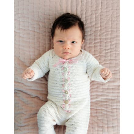 My Sweetie by DROPS Design - Baby Sparkdräkt till dop Virkmönster strl. 1/3 mån - 2 år