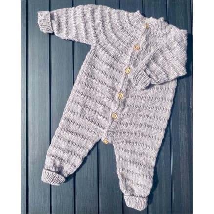Hostrup Dragten by Knit by Nees - Garnpaket till Hostrup Dragten Storlek 0 månader - 2 år