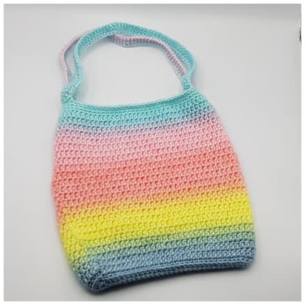 Regnbågsväska med dubbla handtag av Rito Krea - väska virkmönster 22x44cm