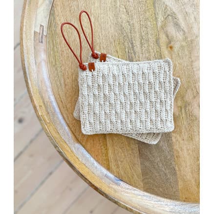 Nanina Grydelap av Milla Billa  -  Garnpaket till Nanina Grydelap Str. 20x16cm