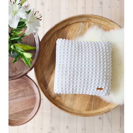 Mother Anette Bubble Cushion av Milla Billa - Garnpaket till virkad Mother Anette Bubble Cushion Storlek 45 x 45 cm