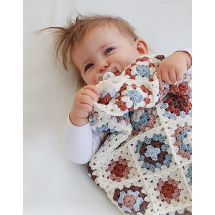 Cuddle Time by DROPS Design - Baby Filt Virkmönster 54x63 cm