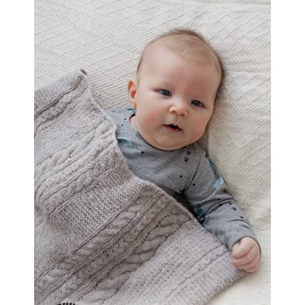 Cosy Twists by DROPS Design - Baby Filt Stickmönster 65-80 cm