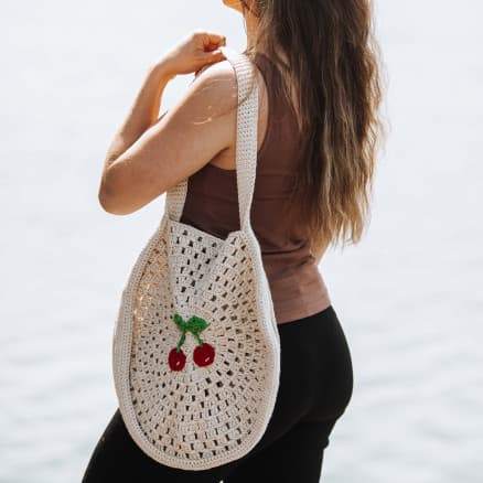 Rund Strandväska med Körsbär av Rito Krea - Väska Virkmönster 40 cm