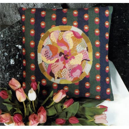Drottningens Broderi - Broderikit - Magnolia - Broderi på Kudde 40 x 40 cm - Design av drottning Margrethe II