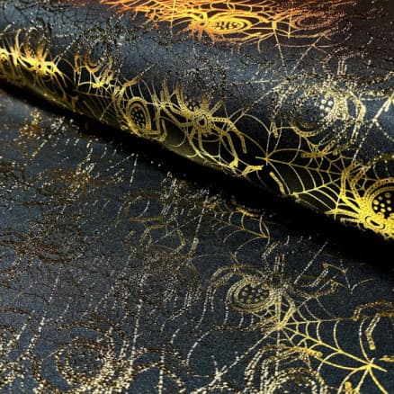Polyester Jersey Tyg 145cm 069 - Svart med spindelnät och spindlar i guld