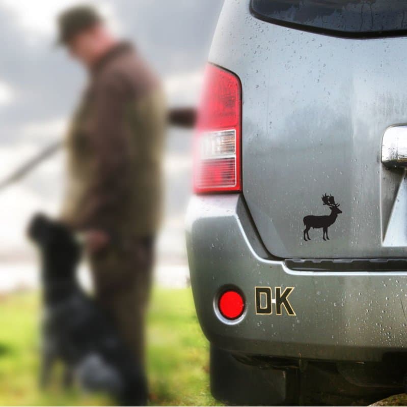 Foliemærke til bilen i grå med motiv af dåhjort fra by Brorson
