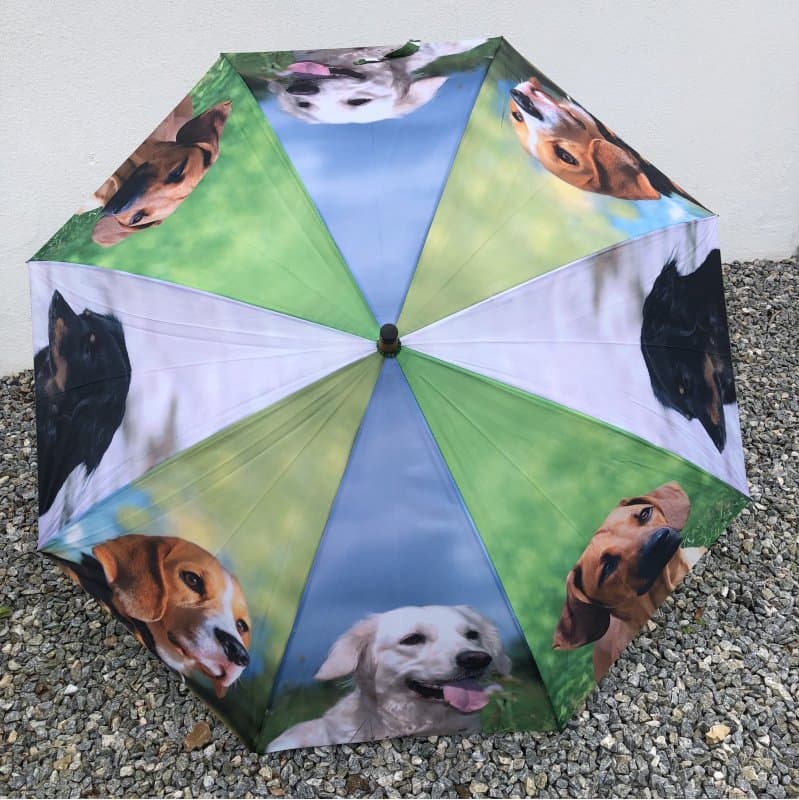 Paraply med Hunde Stor med Træhåndtag Ø120 cm fra by Brorson