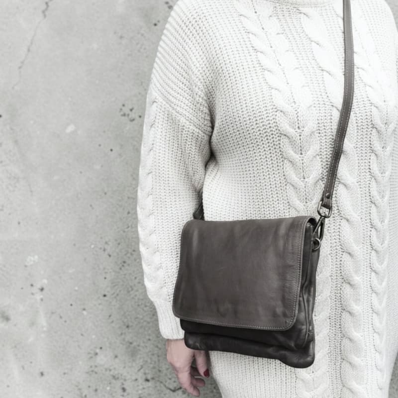 Nellie crossbody taske med lang rem - Grå bøffel - Treats