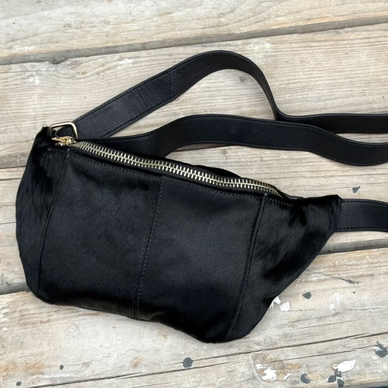 Silja cow bumbag - Sort skind med ko pels - Orchid