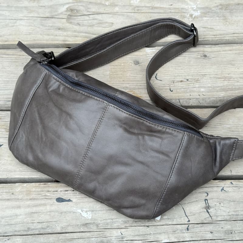 Silja stor bumbag - Grå lammeskind - Freja skind