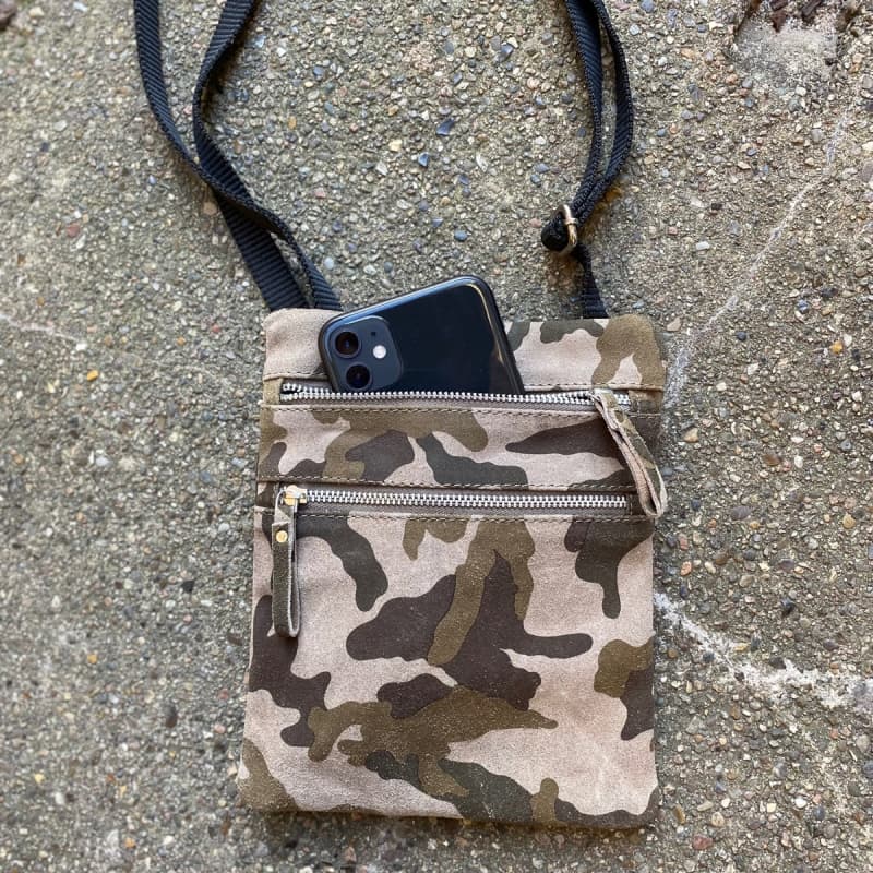 Esther crossbody taske i ruskind - Army print - Treats