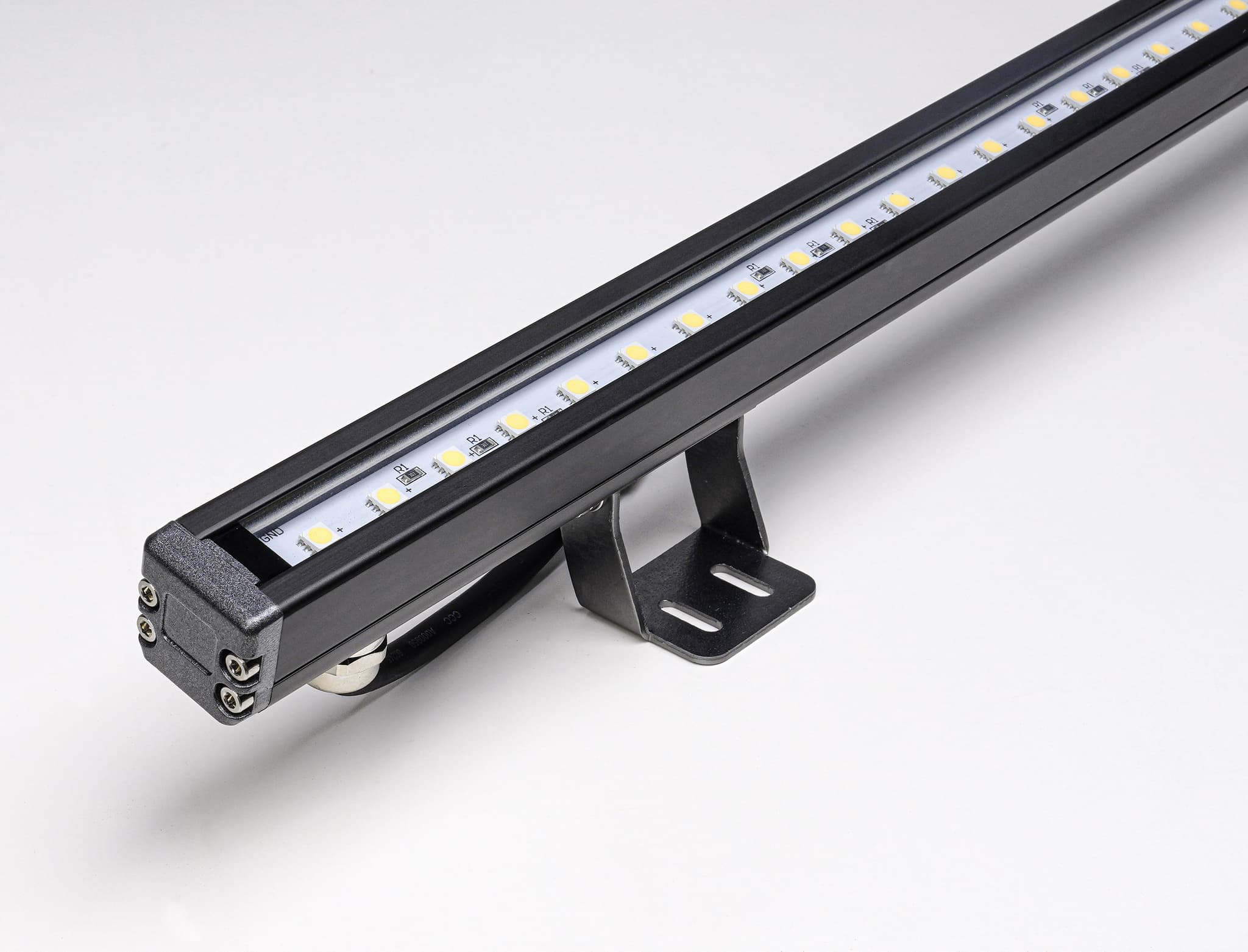 Digital LED Wall Washer 18W i RGB+3000K, 24V, IP66 - 1 Meter