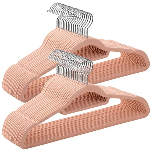 SONGMICS Velvet, 50-pack, halkfria galgar, 0,6 cm tjock, utrymmesbesparande, 360° vridbara krokar, 43,5 cm långa, för kappa, jacka, skjorta, klänning, byxor, CRF50PK, Rosa ljus, 43,5 x 0,6 x 22,5 cm