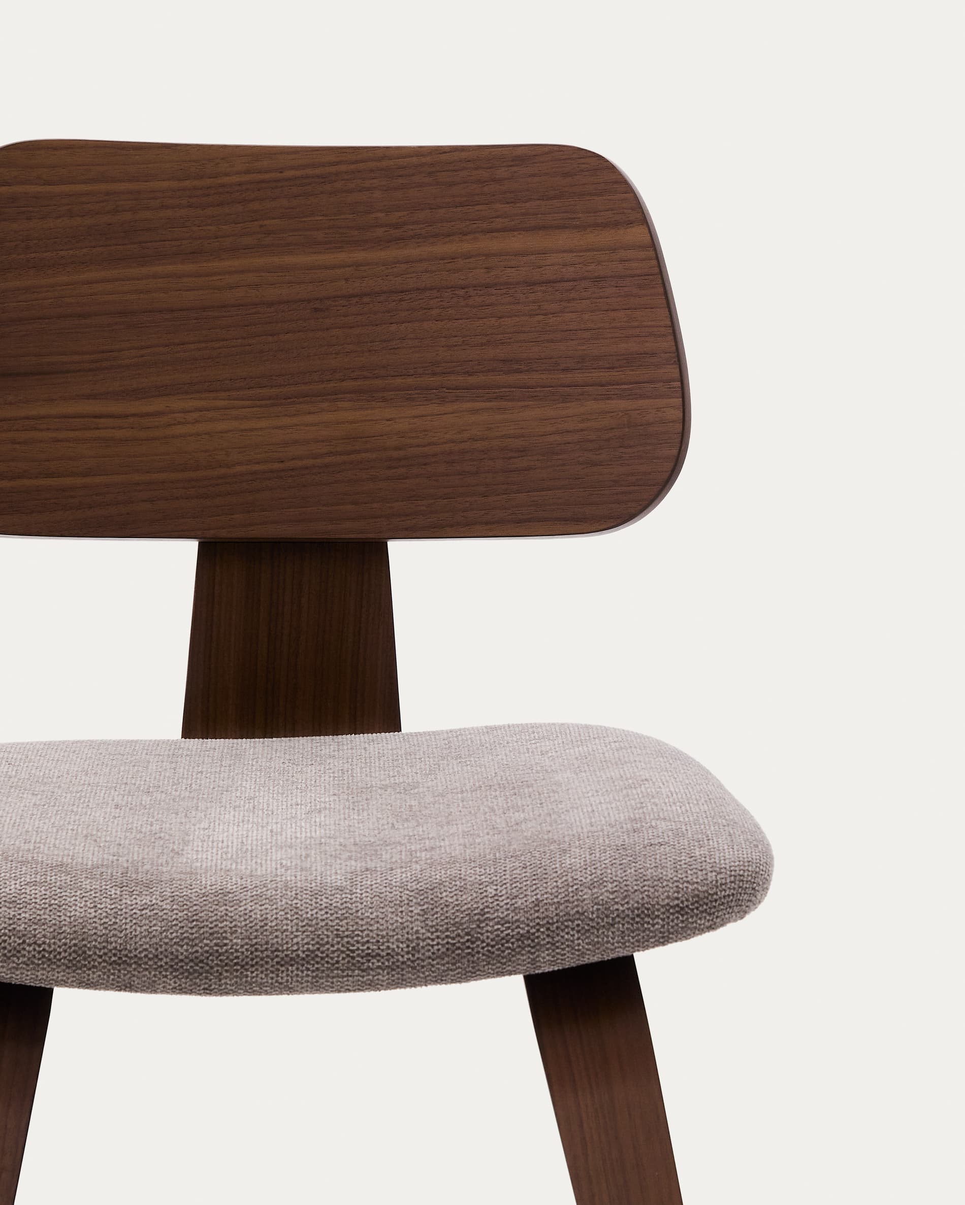 KAVE HOME Gena matstol - beige chenilletyg och brunt valnötsfaner