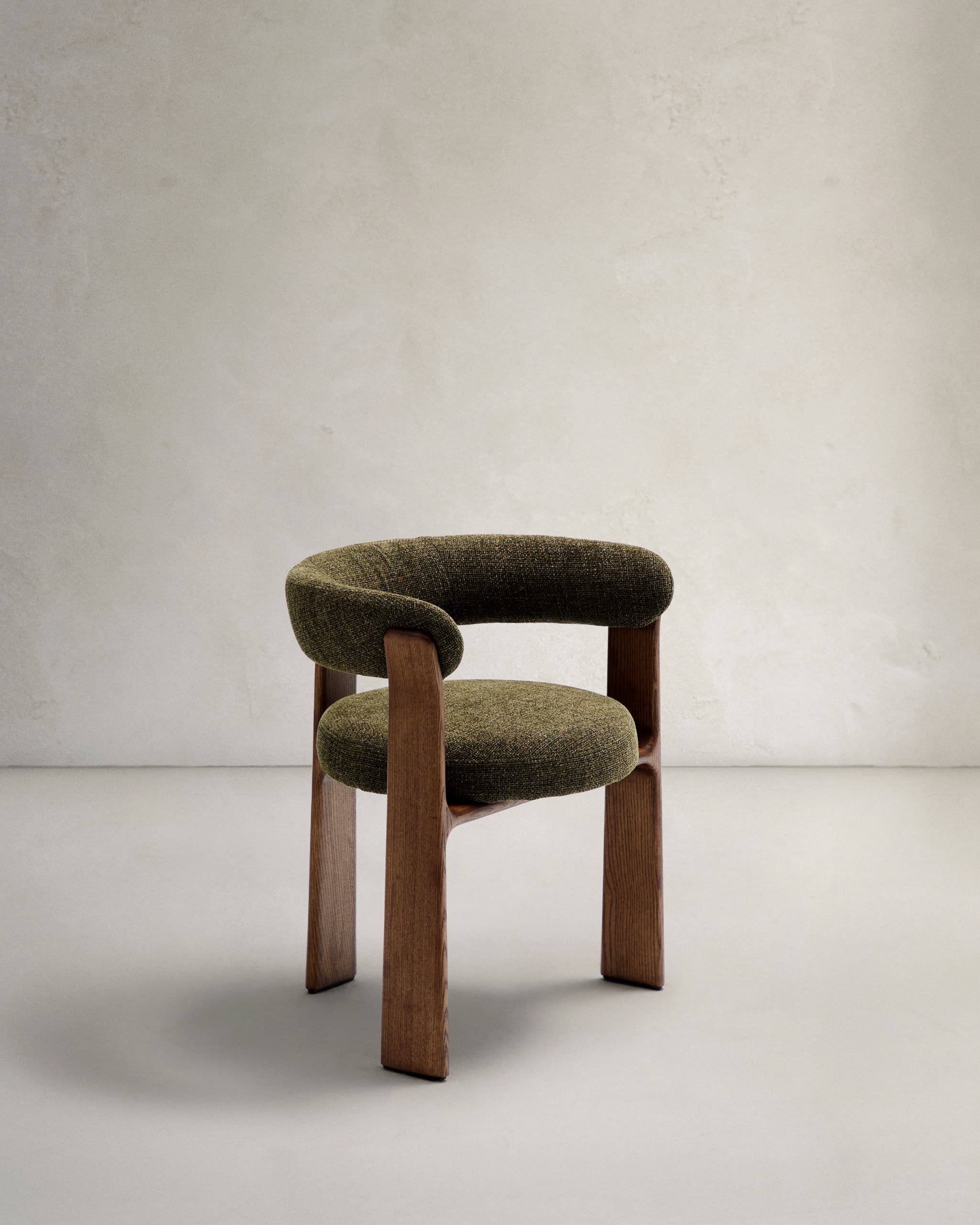 KAVE HOME 3-bent matstol i granit med armstöd - grön chenille och valnötsfinish askträ