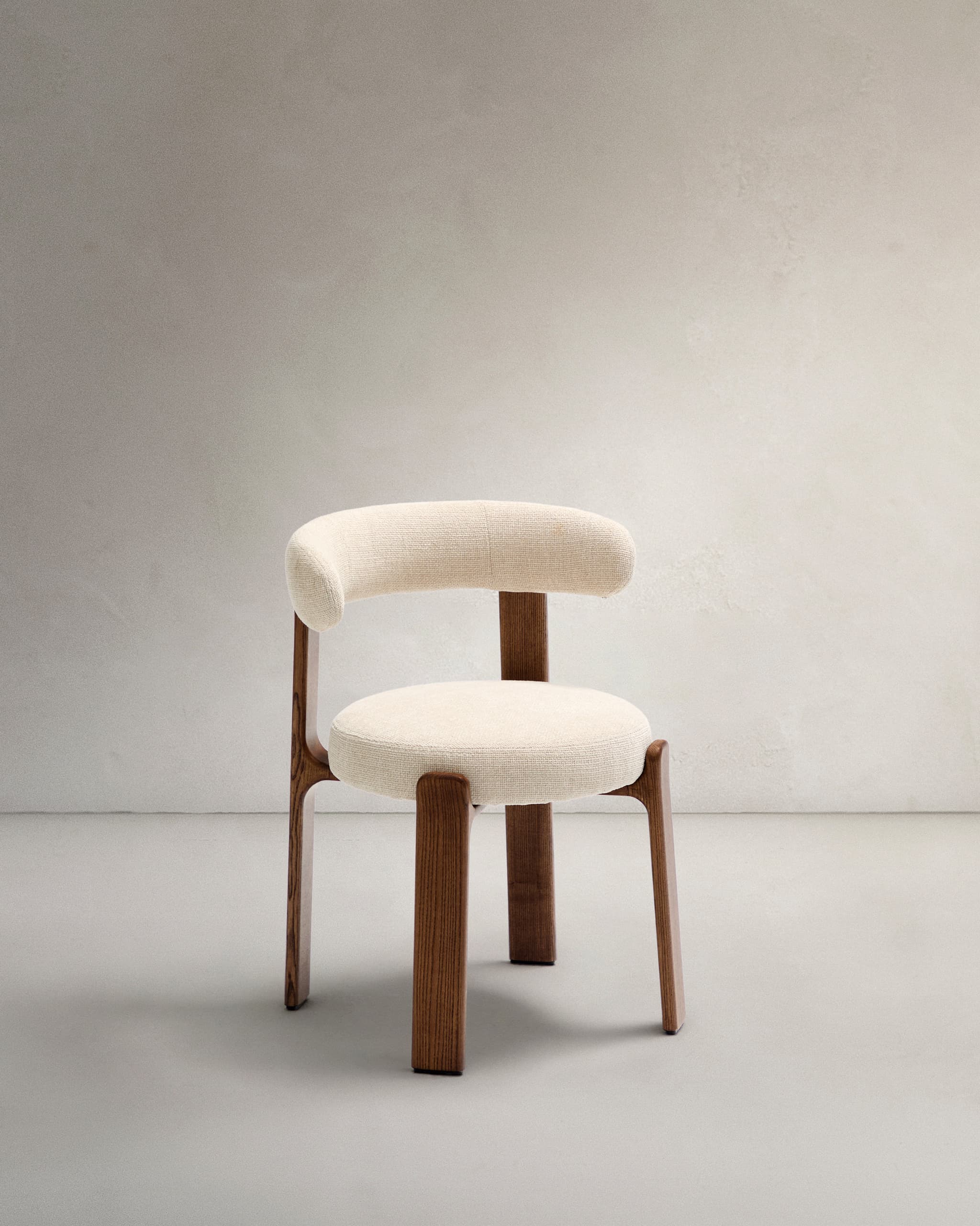 KAVE HOME Matstol i granit - beige chenille och valnötsfinish ask