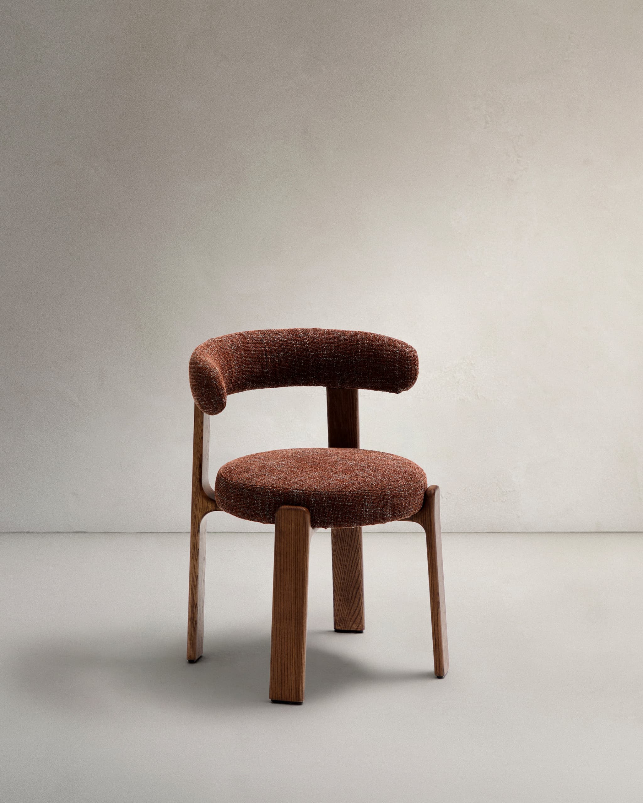 KAVE HOME Matbordsstol i granit - brun chenille och valnötsfinish ask
