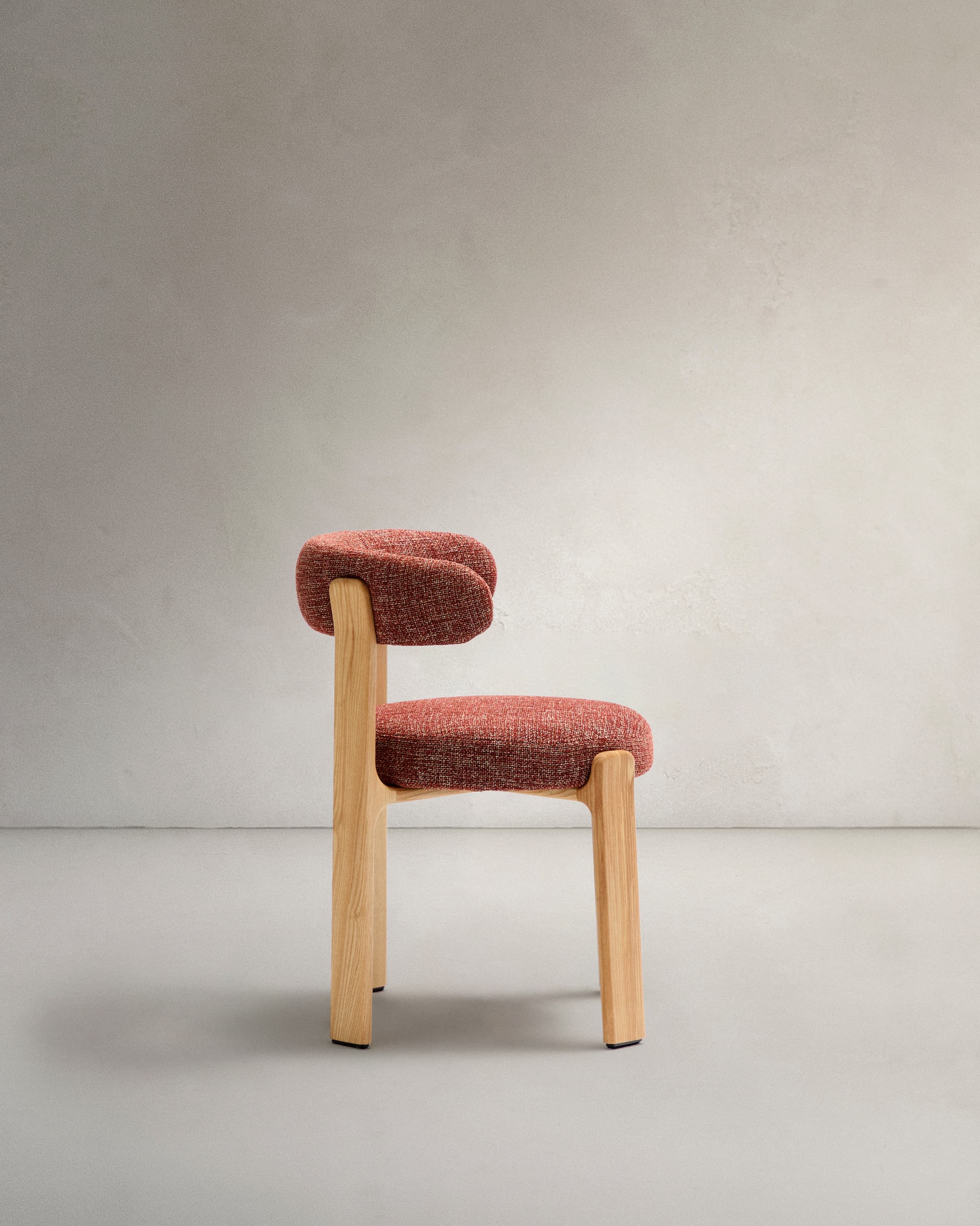 KAVE HOME Matstol i granit - terrakotta chenille och naturlig ask