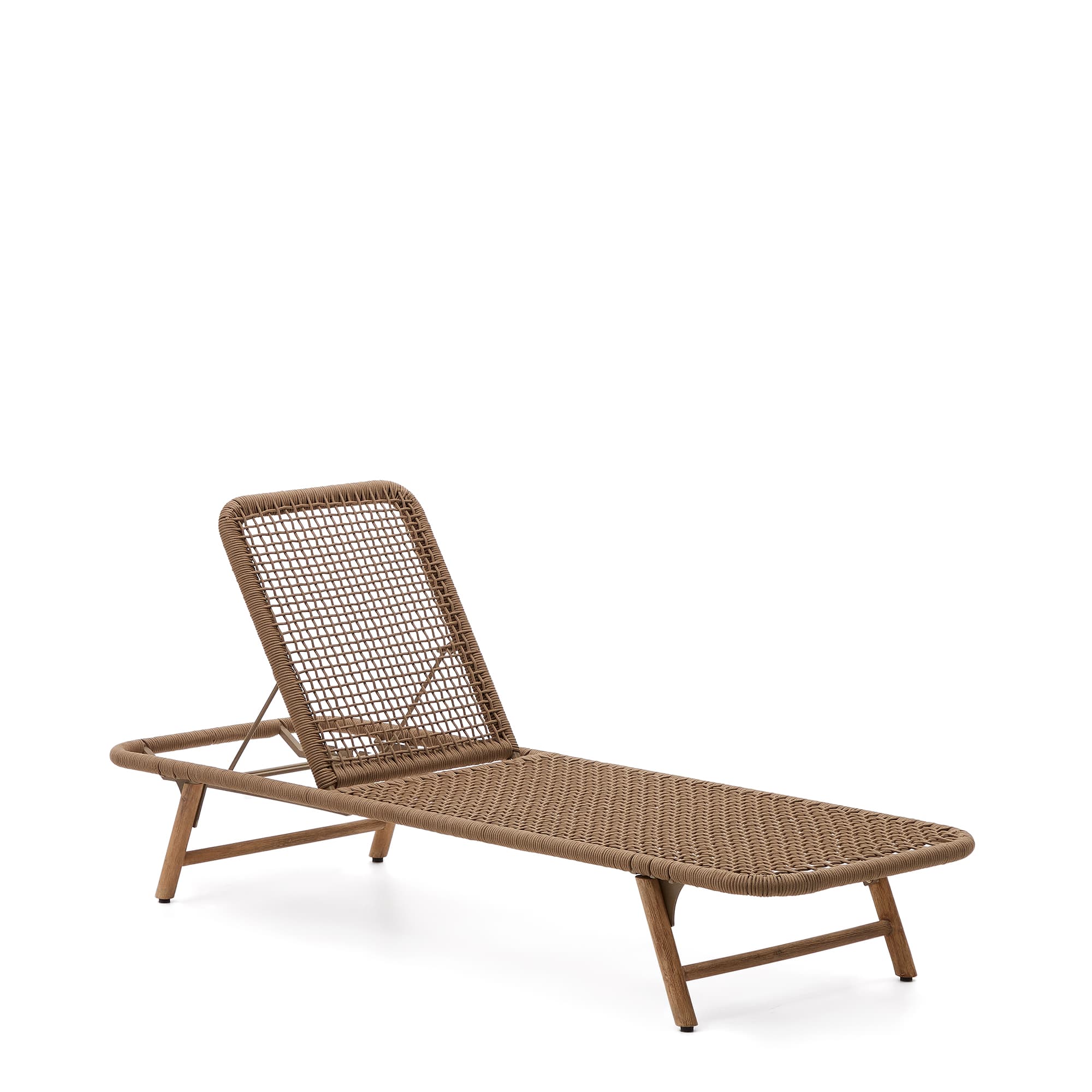 KAVE HOME Dandara fåtölj med stålkonstruktion, beige snodd och ben i massivt akaciaträ FSC 100%.