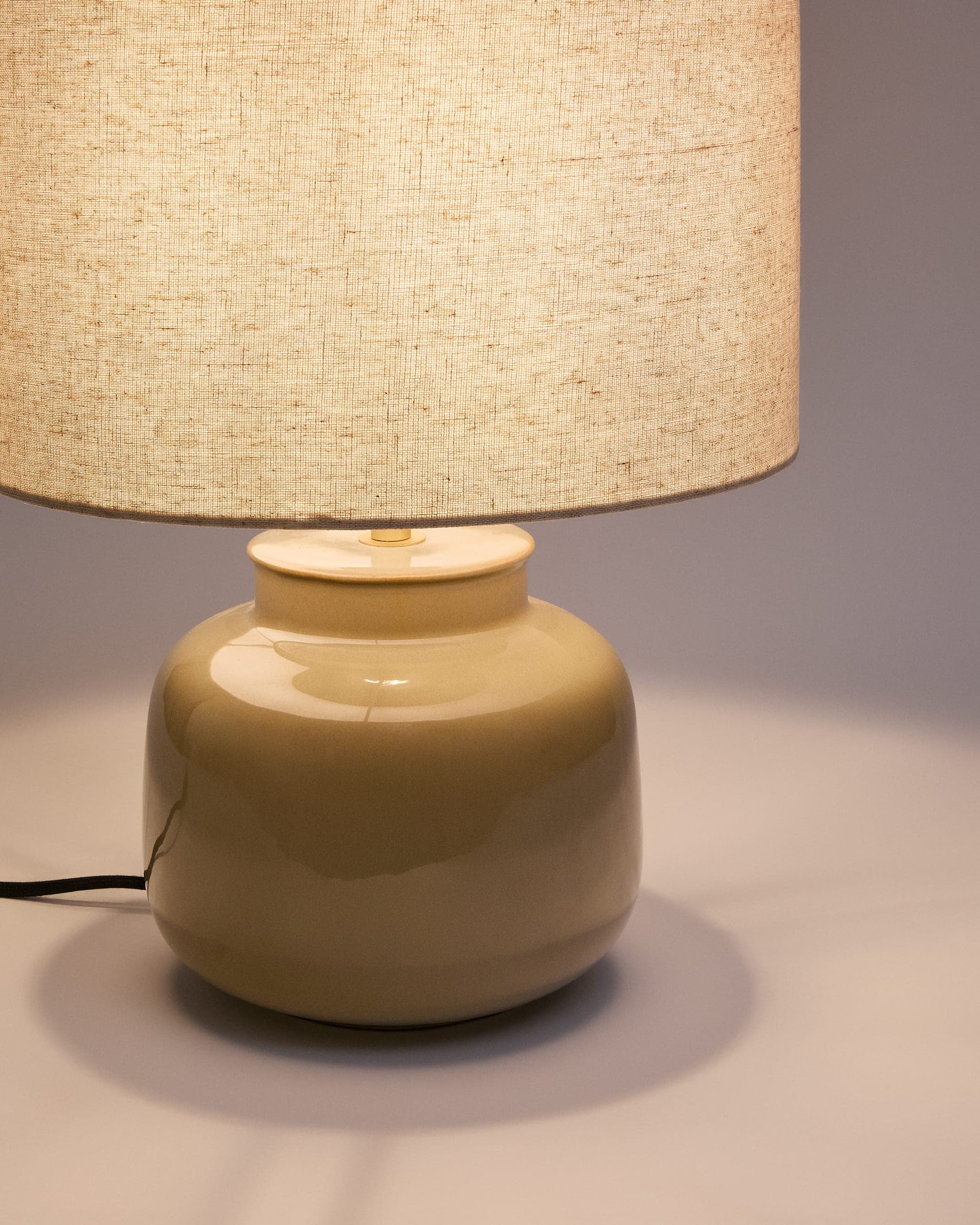 KAVE HOME Tay bordslampa i grön keramik och beige linne