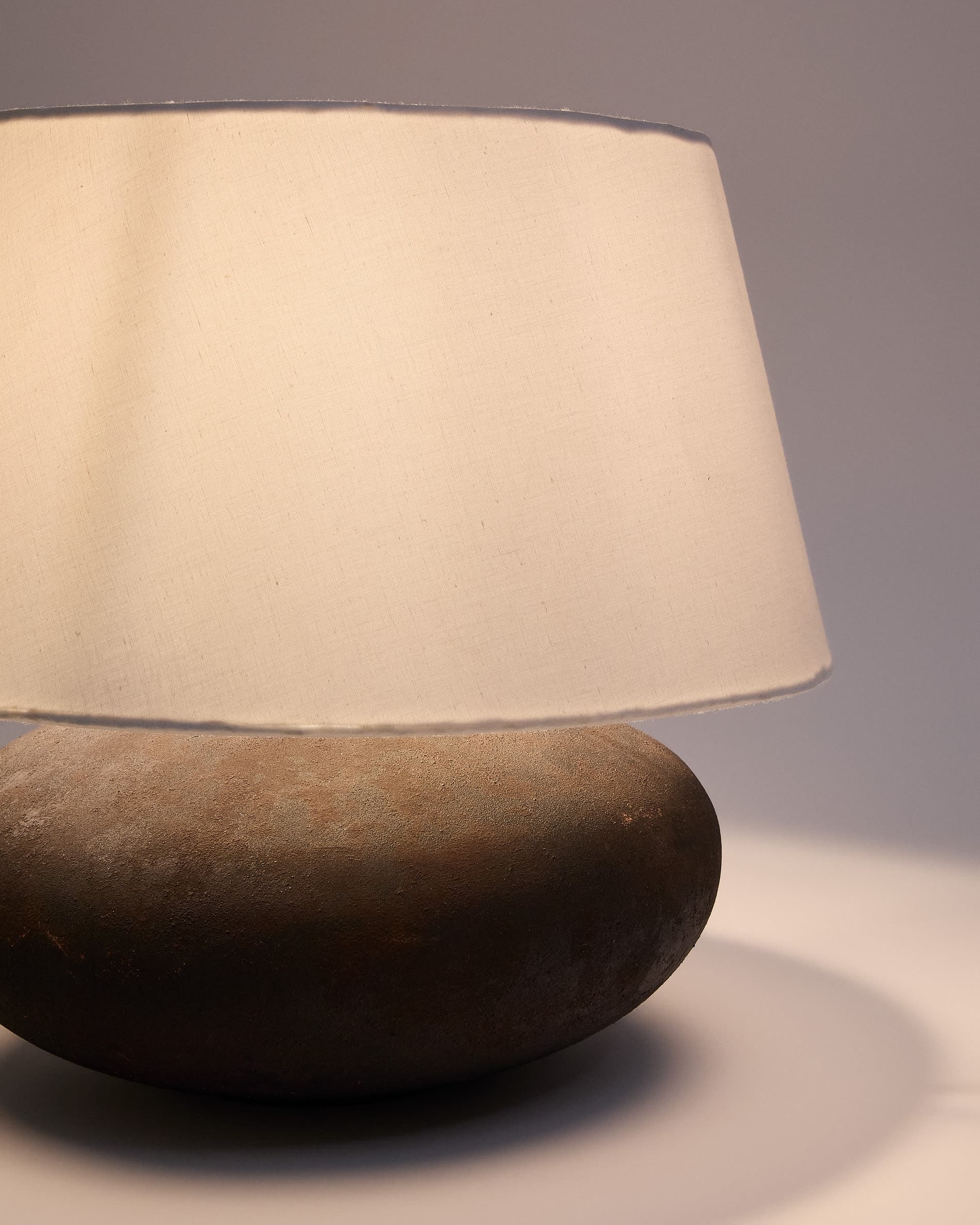 KAVE HOME Nessi bordslampa i metall med svart terrakottaeffekt