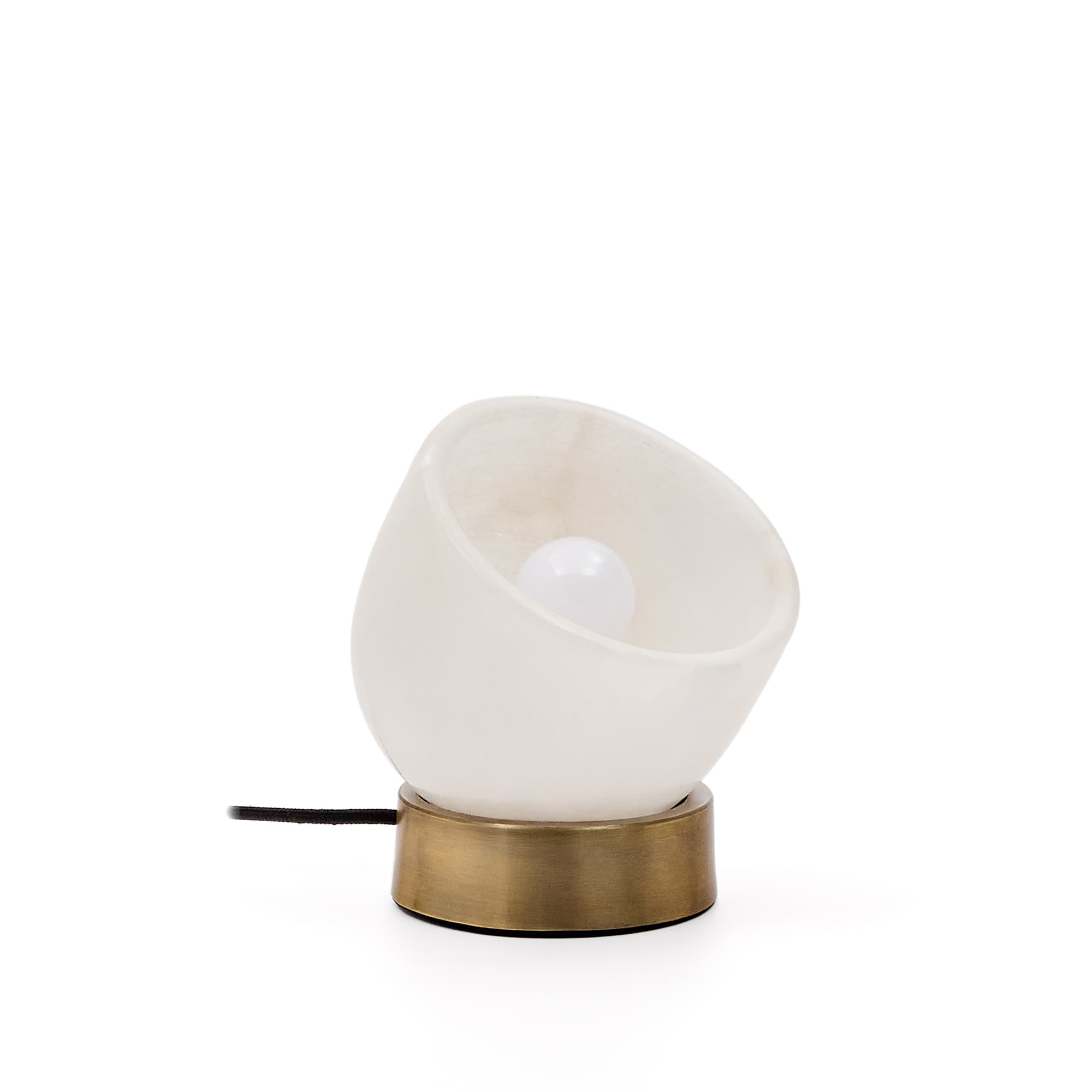 KAVE HOME Shenli bordslampa i alabaster och metall med mässingsfinish