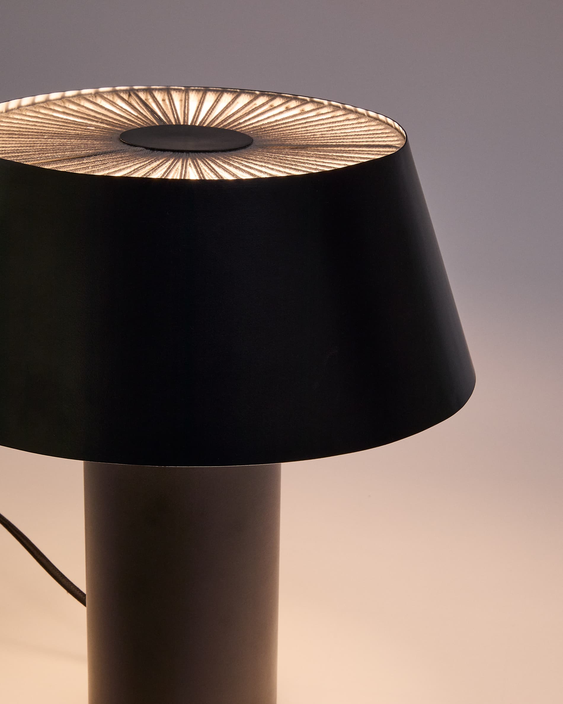 KAVE HOME Ancare bordslampa i svart metall och beige repsladd