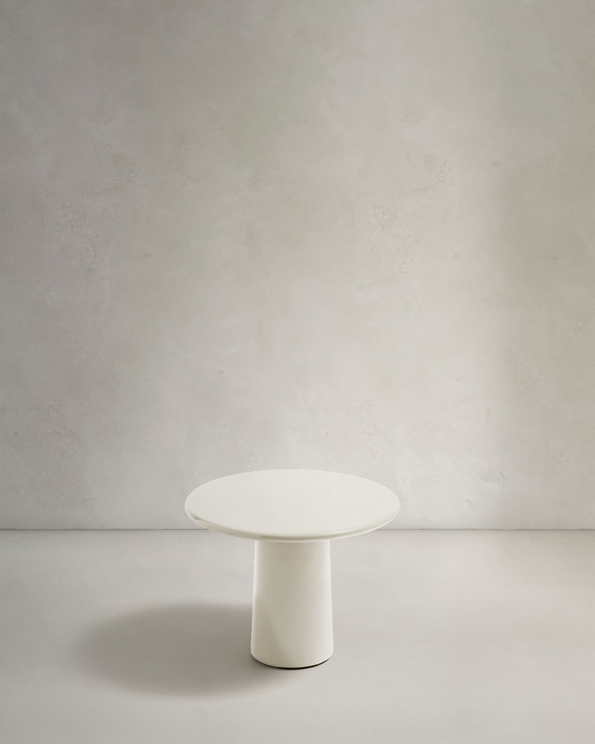 KAVE HOME Albanella soffbord i cement med blank vit finish, 65 cm