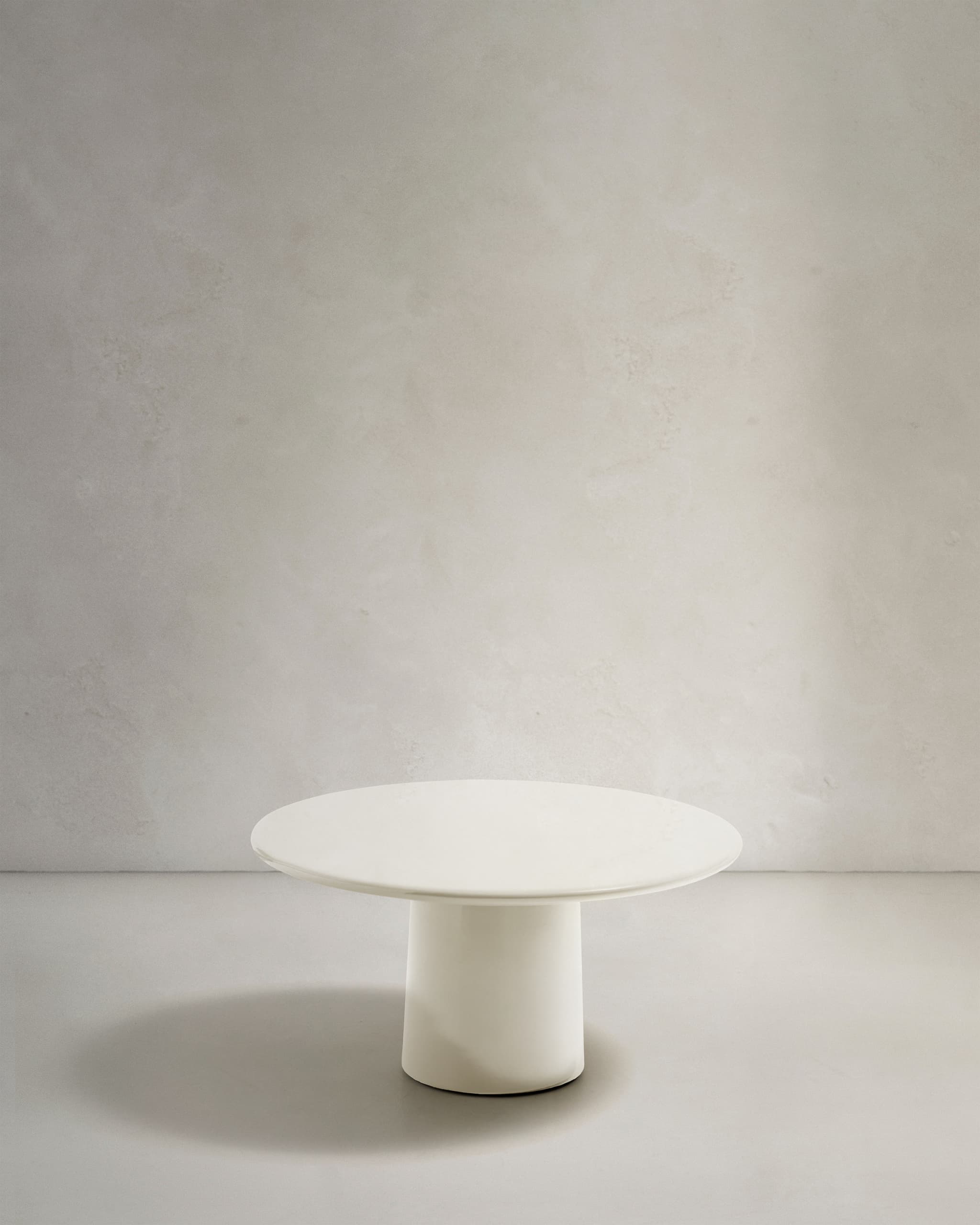 KAVE HOME Albanella soffbord i cement med blank vit finish, 85 cm