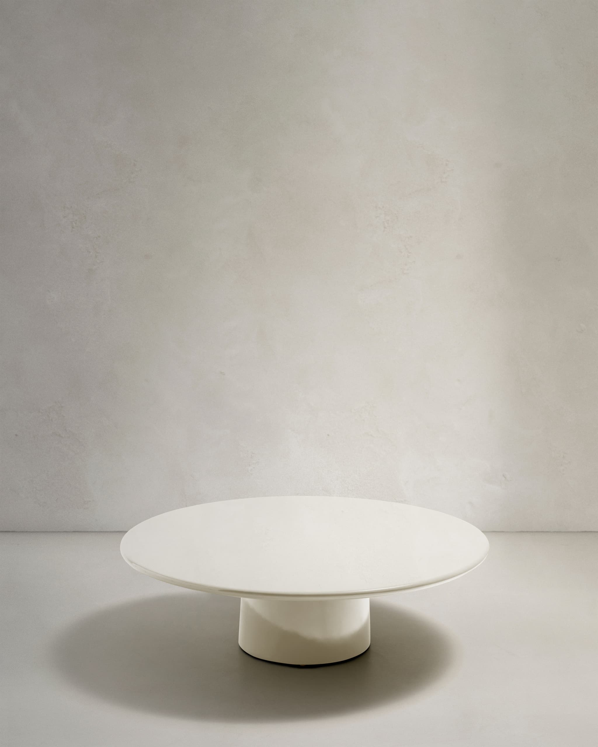 KAVE HOME Albanella soffbord i cement med blank vit finish, 110 cm